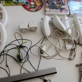 Nintendo Wii 5 Wiimote giochi Pokémon Mario kirby
