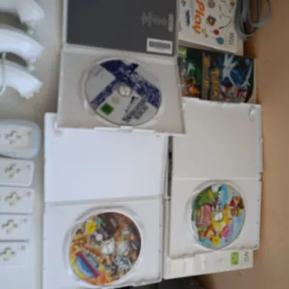 Nintendo Wii 5 Wiimote giochi Pokémon Mario kirby