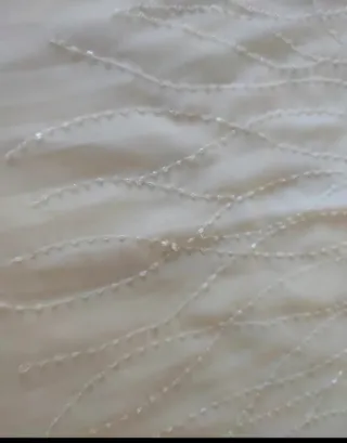 Camisa beige con detalles blancos