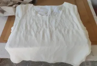 Camisa beige con detalles blancos