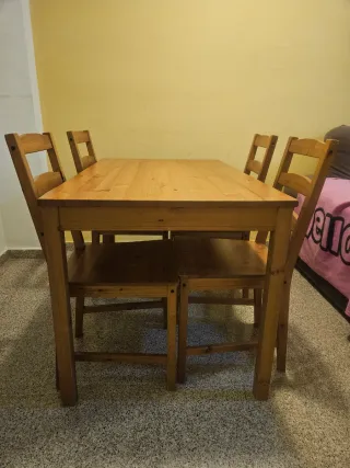 Mesa de comedor de madera