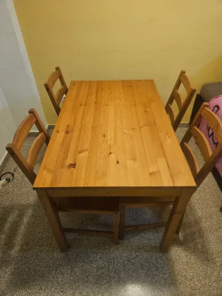 Mesa de comedor de madera