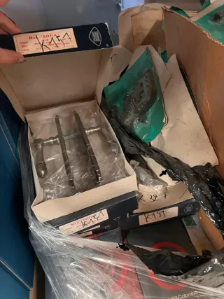 Lote tornillos y pomos de puertas