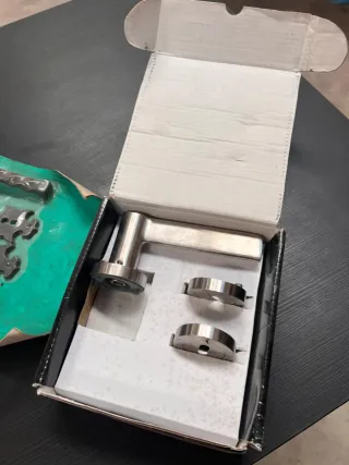 Lote tornillos y pomos de puertas