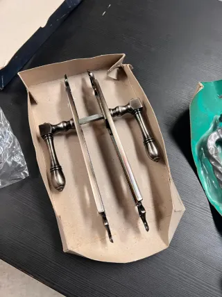 Lote tornillos y pomos de puertas