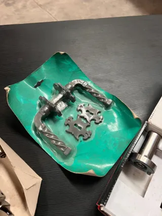 Lote tornillos y pomos de puertas