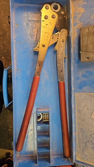 Máquina de prensar tubos