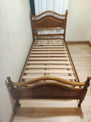 Una o dos camas de madera con somier y cabecero.