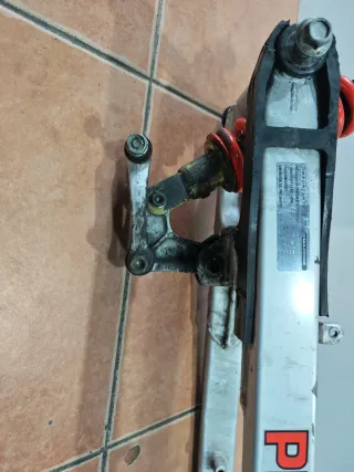 Basculante Honda NS125F.