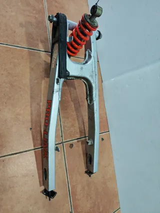 Basculante Honda NS125F.