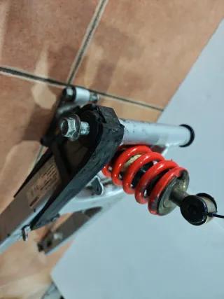 Basculante Honda NS125F.