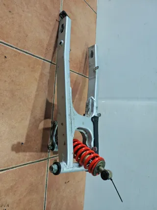 Basculante Honda NS125F.