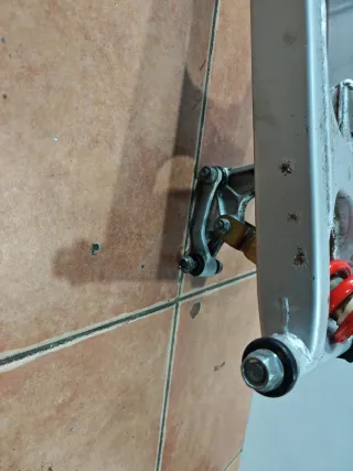 Basculante Honda NS125F.