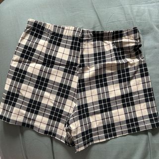 Falda corta a cuadros con botones