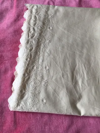 Sábana encimera bordada