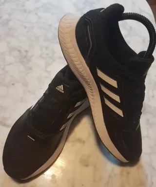 Zapatillas Adidas Negras y Blancas