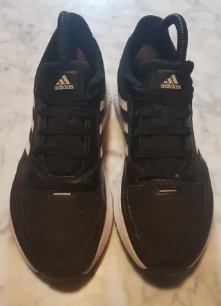 Zapatillas Adidas Negras y Blancas