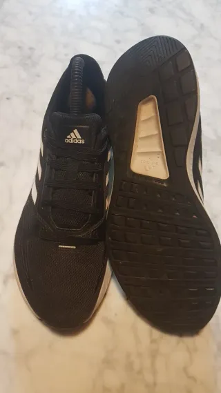 Zapatillas Adidas Negras y Blancas