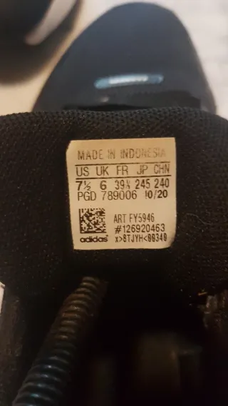 Zapatillas Adidas Negras y Blancas