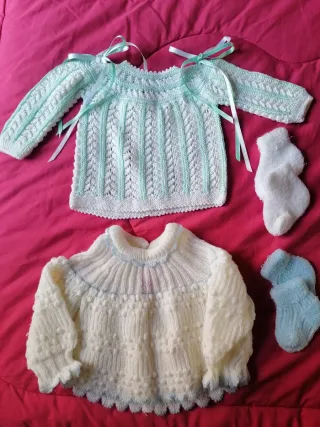 Ropa de bebé tejida a mano
