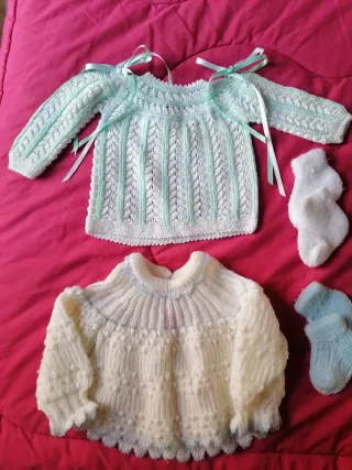 Ropa de bebé tejida a mano