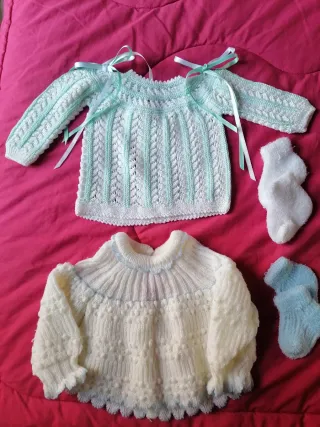 Ropa de bebé tejida a mano
