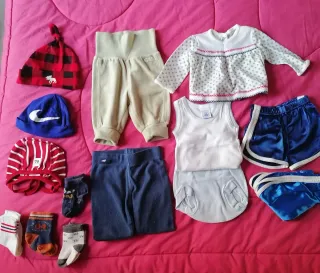 Ropa de bebé tejida a mano