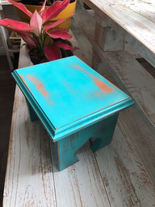 Banqueta pequeña de madera hecha a mano