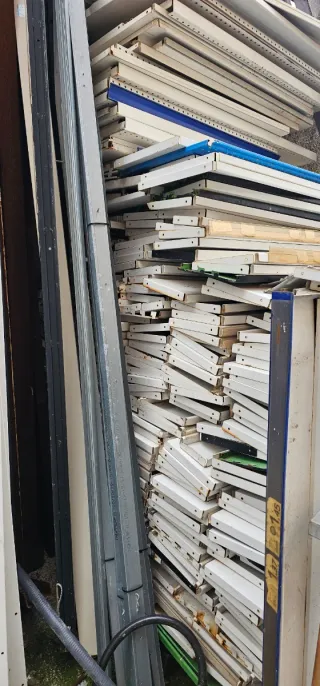 Estanterías metálicas blancas para almacén