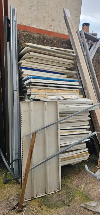 Estanterías metálicas blancas para almacén