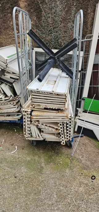 Estanterías metálicas blancas para almacén