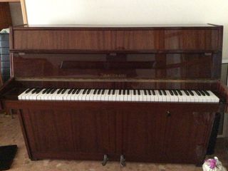 Piano de madera oscuro