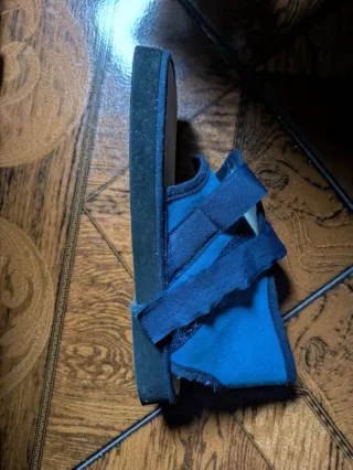 Zapato postquirúrgico azul