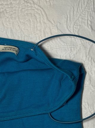 Vestido azul ajustado con tirantes