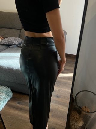 Falda polipiel negra midi