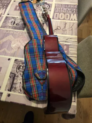 Guitarra Clásica Amarilla