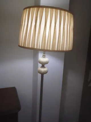 Lámpara de pie beige y plateada