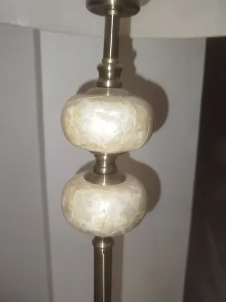 Lámpara de pie beige y plateada