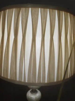 Lámpara de pie beige y plateada