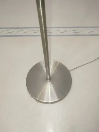 Lámpara de pie beige y plateada