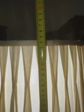 Lámpara de pie beige y plateada