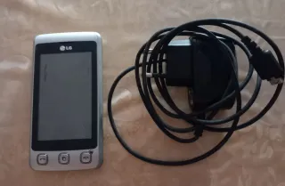 Cellulare LG vintage argento con caricabatterie