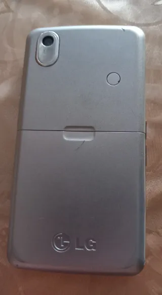 Cellulare LG vintage argento con caricabatterie