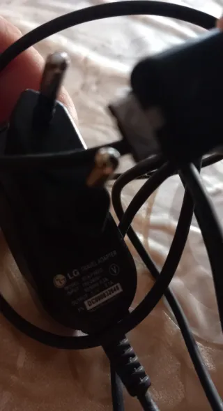 Cellulare LG vintage argento con caricabatterie