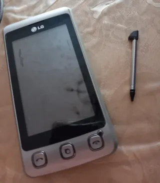 Cellulare LG vintage argento con caricabatterie