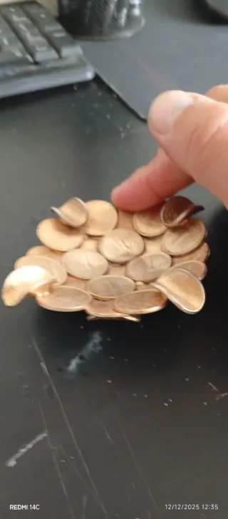 Cenicero hecho mano con monedas de 1 peseta del 82