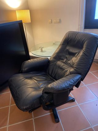 Butaca de piel negra reclinable