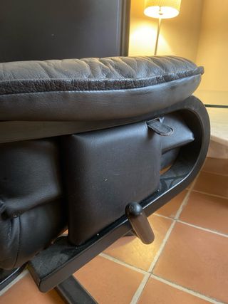 Butaca de piel negra reclinable