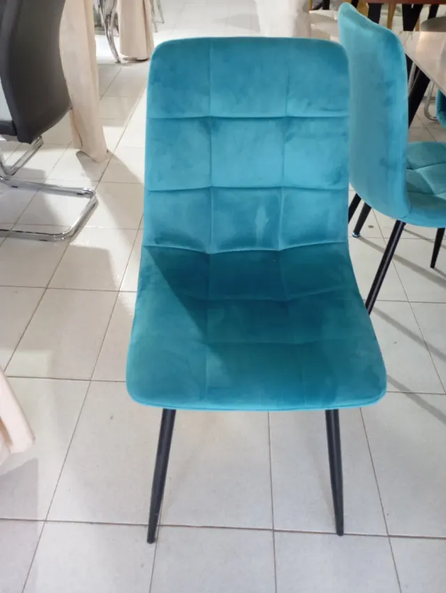 Sillas de terciopelo azul, turquesa y gris