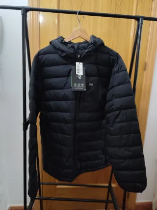 Abrigo negro con capucha